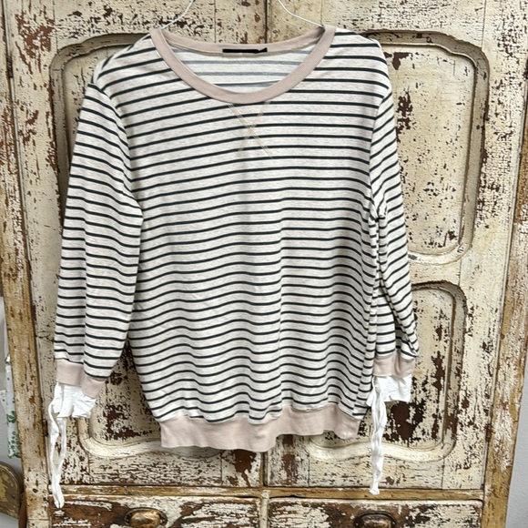 Doe & Rae Tops - L Doe & Rae Sweatshirt w/Button Down Sleeves
